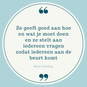 ze geeft goed aan hoe en wat je moet doen en ze stelt aan iedereen vragen zodat iedereen aan de beurt komt